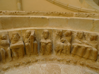 Más personajes de la arquivolta de la portada de la iglesia igrexa de la Asunción de Perazancas