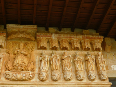 Parte dereita do apostolado do friso da porta principal da igrexa da Asunción, en Pisón de Castrejón