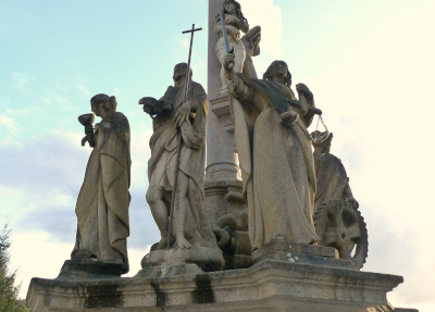 Base del crucero con algunas de las esculturas representativas de las virtudes cardinales