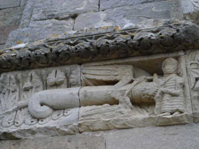 Bajorrelieve de san Jorge con el dragón, junto a la entrada de la ermita de Santa Cecilia, en Vallespinoso de Aguilar