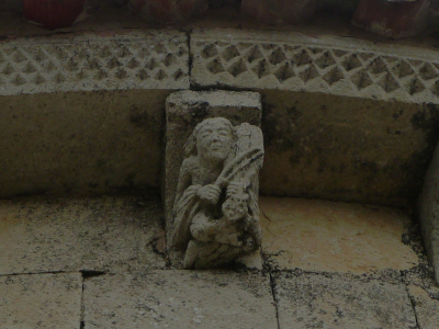 Ángel músico en uno de los canecillos de la ermita de Santa Cecilia, en Vallespinoso de Aguilar