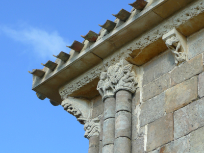 Canecillos en la iglesia de los santos Juan y Basilisa en Rebolledo de la Torre (Burgos)
