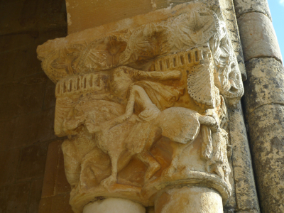 Capitel en la iglesia de los santos Juan y Basilisa en Rebolledo de la Torre (Burgos)