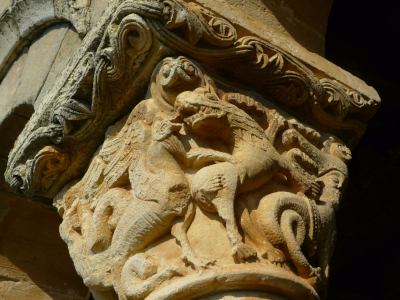 Capitel en la iglesia de los santos Juan y Basilisa en Rebolledo de la Torre (Burgos)